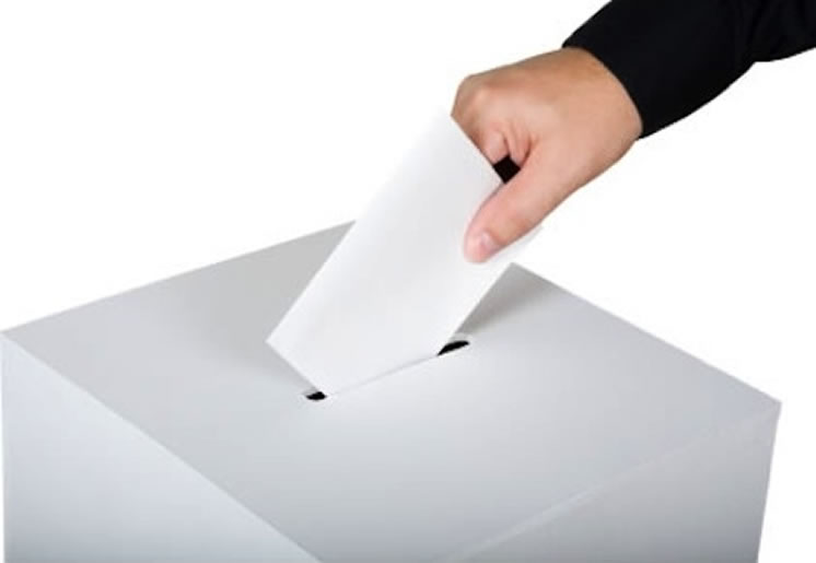 imagen voto en la urna en primer plano